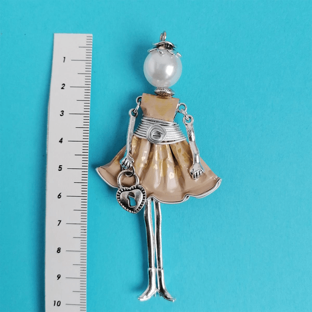 Pendentif poupée