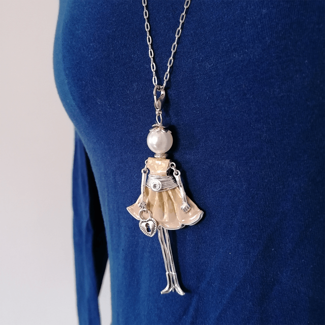 Pendentif poupée