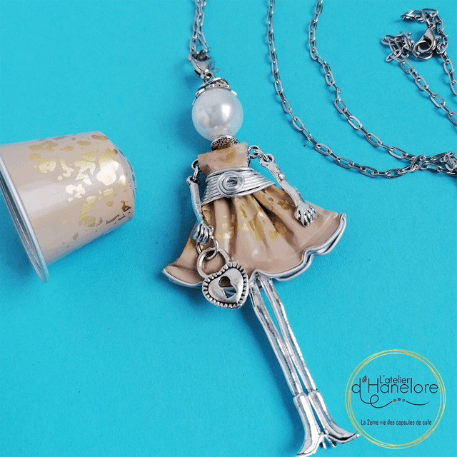 Pendentif poupée